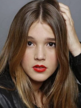 Aitana (Carla Campra) in Heilige Familie